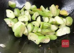 Illustration of how to make shrimp and loofah vermicelli soup 6