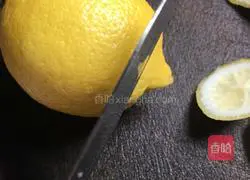  Illustration of how to make lemon honey water 3