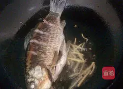 Illustration of how to make radish and crucian carp soup 5