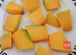 Illustration of how to make long noodles with pumpkin soup as food supplement 2