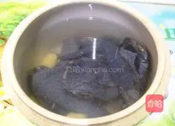 Illustration of how to make braised black-bone chicken soup 4