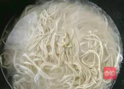 Illustration of how to make scallion oil noodles 1