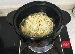 Illustration of braised noodles with eggplant and minced meat 1