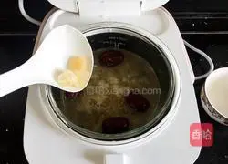 Illustration of how to make red date and white fungus soup 8