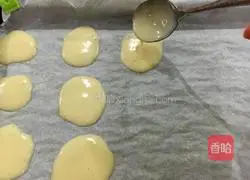 Illustration of how to make egg white crackers 5