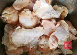 Illustration of how to stew chicken wings with mushrooms and yuba 5