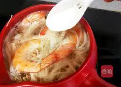 Illustration of how to make mushroom and shrimp soup 15