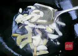 Illustration of how to stir-fry lettuce with meat 5