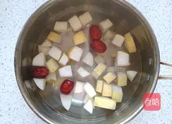 Illustration of how to make red dates, snow pear and lily soup 5