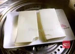 Illustration of how to make goldfish preserved egg and tofu 4