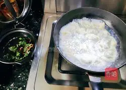 Illustration of how to make large wontons with vegetarian filling 10