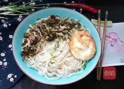 Illustration of how to make shredded pork noodles with pickled vegetables 8