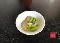 Illustration of how to make fungus and shrimp skin soup 4