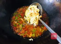 Illustration of how to make green pepper, egg and tomato noodles 11