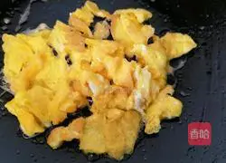 Illustration of how to make scrambled eggs with enoki mushrooms 4