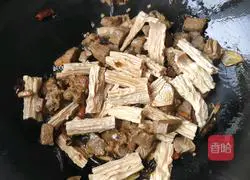 Illustration of how to make radish and beef stew 4