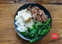 Illustration of how to make poached egg chicken shredded shrimp roe noodles 10