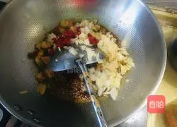 Illustration of how to make kimchi, stir-fried meat and braised willow leaf noodles 8