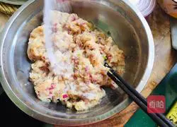 Illustration of how to make chicken wontons in clear soup 4