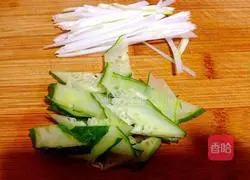 Illustration of how to make tomato and egg drop soup 3