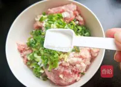 Illustration of how to make fresh meat wontons with tomato sauce 5