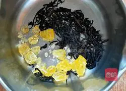 Illustration of how to make caramel milk tea 1