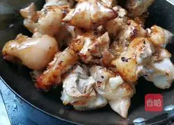 Illustration of braised pig trotters with soybean sauce 6