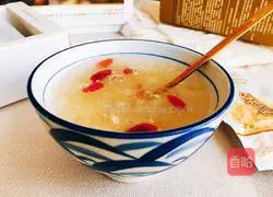 Illustration of how to make wolfberry and white fungus soup 7