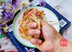 Illustration of how to make scallion pancake (dumpling skin version) 14