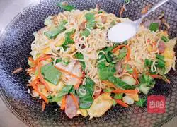 Illustration of how to make fried noodles with sausage and eggs 13