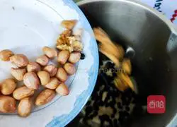 Illustration of how to make black bean, walnut and peanut drink 4