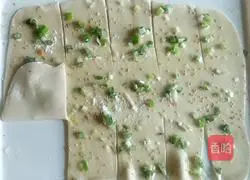 Illustration of how to make scallion pancakes that are crispy on the outside and soft on the inside 8