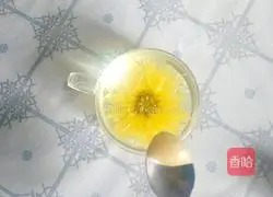 Illustration of how to make linden honey golden chrysanthemum tea 5