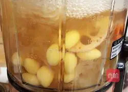 Illustration of how to make Ginkgo, Lotus Root and Tremella Soup (strengthening the spleen and nourishing the skin) 9