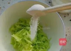 Cucumber Illustration of how to make silken egg pancakes 2