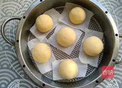 Illustration of how to make cornmeal bean paste buns 7