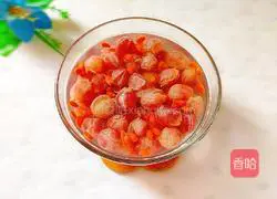 Illustration of how to make healthy red grape and wolfberry soup 1