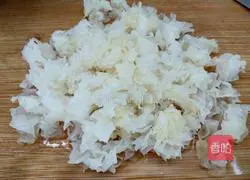 Illustration of how to make fruit white fungus soup 3