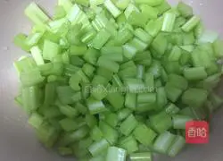 Illustration of how to make cold celery and peanuts 4