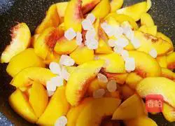 Illustration of how to make canned yellow peaches 7