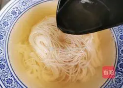 Illustration of how to make sour dragon noodles 17