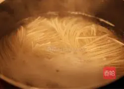 Illustration of how to make Shanhehai Sanxian Noodles 8