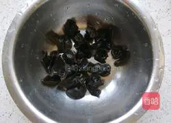 Illustration of how to make red dates and longan soup with double ears 7