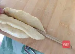Illustration of how to make fried dough sticks 11