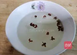 Illustration of how to make fresh meat prawn dumplings 5