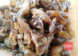 Illustration of making fungus and cabbage pancakes 3