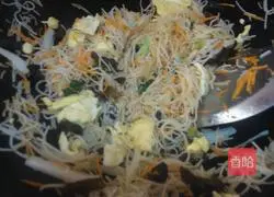 Illustration of how to make colorful fried rice noodles 9