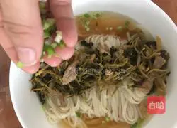 Illustration of how to make shredded pork noodles with pickled vegetables 13