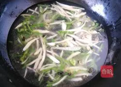 Illustration of how to make hand-shredded green pepper and king oyster mushroom noodles 4