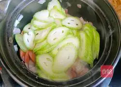 Illustration of how to make ham and loofah soup 5